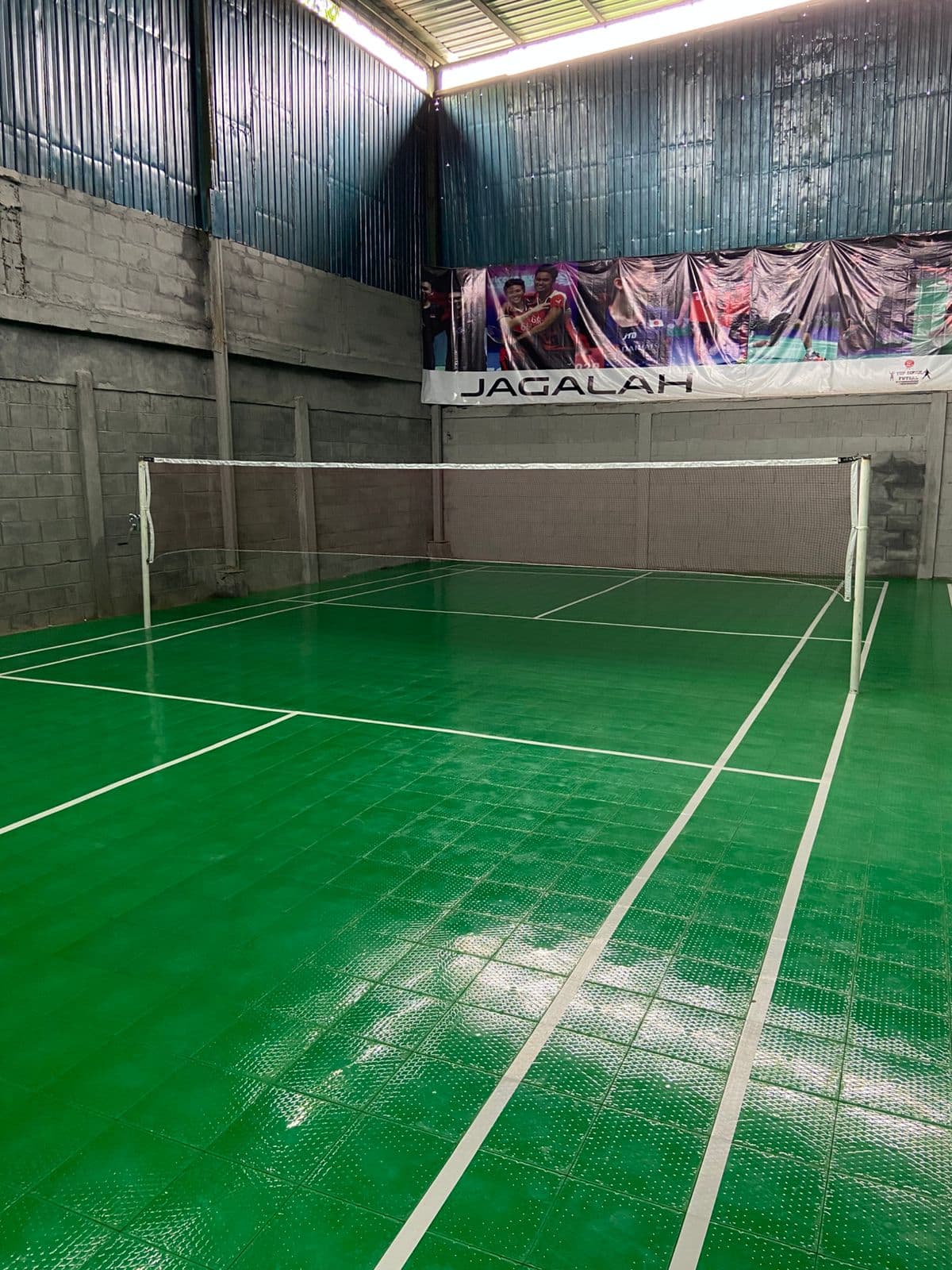 Pemasangan lantai futsal oleh tim H2 Sport Surabaya