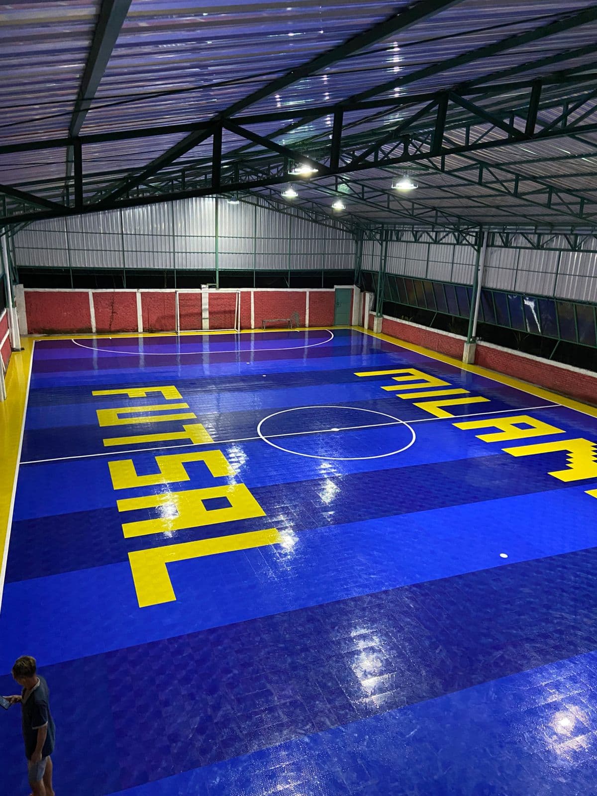 Fasilitas gudang dan material lantai olahraga H2 Sport Surabaya