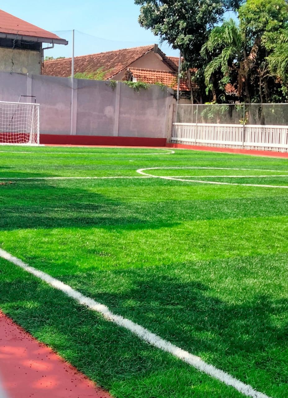 Detail pemasangan rumput sintetis lapangan futsal