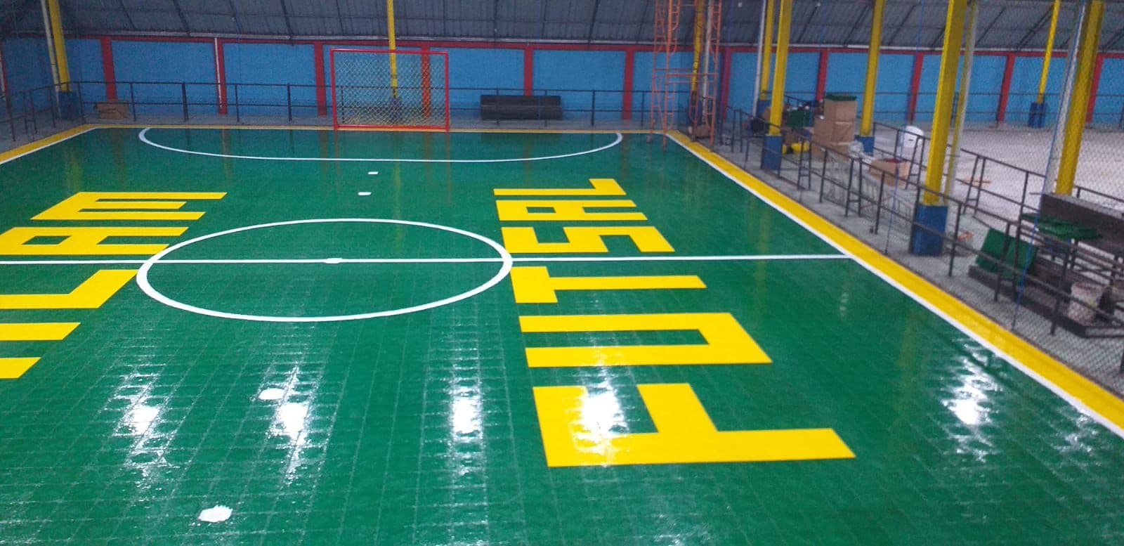 Proyek pemasangan lantai minisoccer di Surabaya