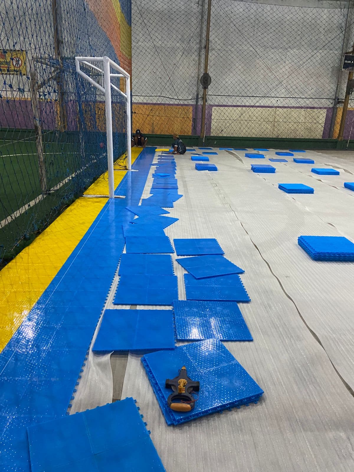 Pemasangan lantai padel di area Surabaya timur